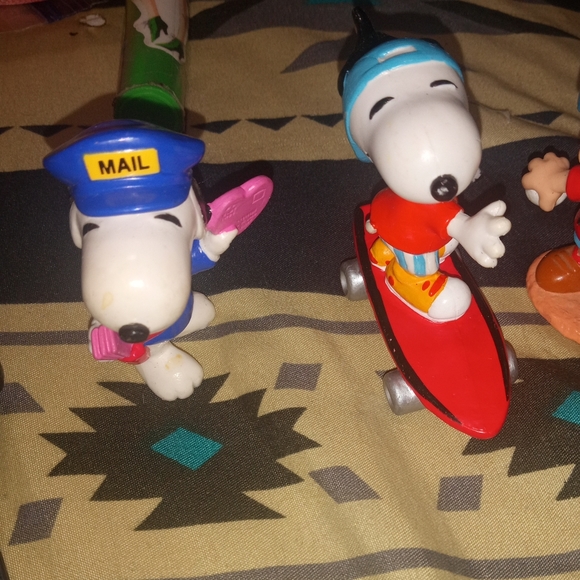 Vintage Peanuts Snoopy Mailman with Valentine Mini PVC Miniature Action Figure - Picture 7 of 7